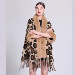 Eleganter Strickschal mit Leopardenmuster, dickem Kunstpelzkragen und Fransen