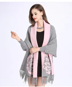 Detailansicht eines hochwertigen grau-rosa Jacquard-Schals mit Fransen und Pfingstrosenmustern