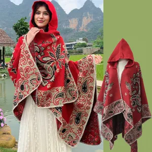Detailansicht des roten Kapuzen-Ponchos mit elegantem Paisley-Jacquard-Muster