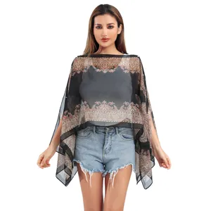 Detail eines transparenten schwarzen Paisley-Sonnenschutz-Ponchos mit Perlenknopf-Verschluss
