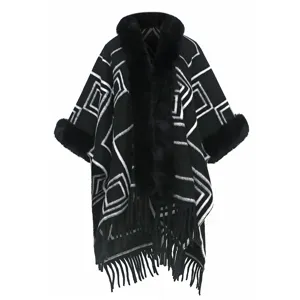 Detailansicht eines schwarzen geometrischen Strickschals mit Kunstpelzkragen und Fransen