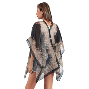 Die Rückansicht eines transparenten Strand-Cover-ups mit Paisleymuster und Perlenknöpfen