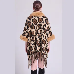 Rückansicht eines Damen-Strickschals mit Leopardenmuster, Pelzkragen und Fransen.
