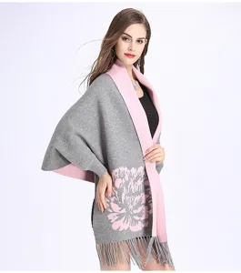Nahaufnahme des rosa Pfingstrosen-Jacquard-Musters auf einem grauen Strickschal mit Fransen