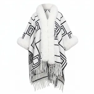 Eleganter weißer Strickponcho mit schwarzen geometrischen Quadraten und Kunstfellbesatz