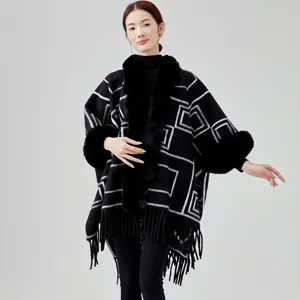 Eleganter schwarzer Winter-Poncho mit Kunstfellkragen und geometrischem Muster