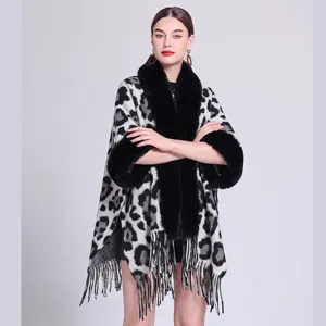 Eleganter Strickschal mit Leopardenmuster, schwarzem Kunstfellkragen und Fransensaum