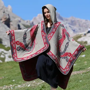 Ethno-Stil Kapuzenponcho Schal mit roten Federmustern für Winterreisen