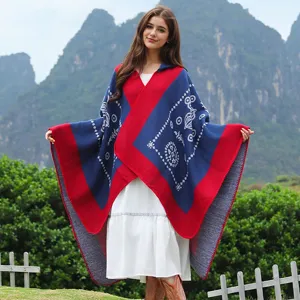 Detailansicht der Strickstruktur und des farbenfrohen Musters dieses Kapuzenponchos für Damen