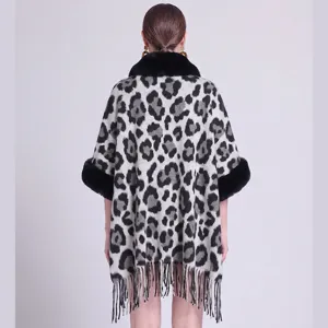 Elegantes Strick-Cape mit Leopardenmuster, Pelzkragen und Fransen in der Rückansicht