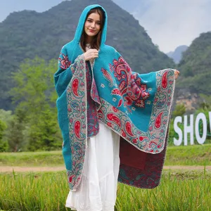 Vollständige Außenansicht eines Kapuzenschals mit ethnischem Paisley-Jacquard-Muster