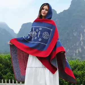 Eleganter gestrickter Damen-Poncho mit Kapuze und Bohème-Mustern in Marineblau und Rot
