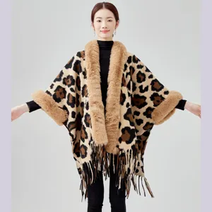 Damen Strickponcho mit Leopardenmuster, Kunstpelzkragen und modischen Fransen am Saum