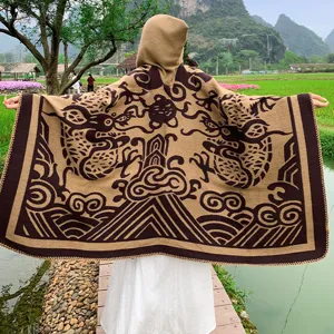 Rückansicht eines hochwertigen Strickschals mit Kapuze und traditionellem Drachenmuster