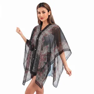 Detaillierte Ansicht des schwarzen Damen Paisley Strand-Cover-Ups mit Perlenknöpfen