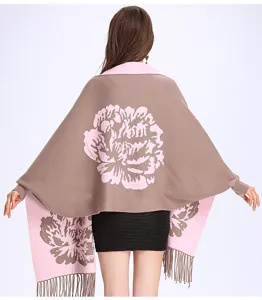 Rückansicht eines dicken Ponchos mit Pfingstrosen-Jacquard und Fransen für den Winter