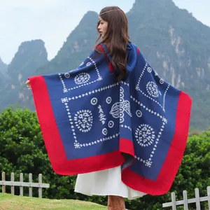 Ethno-Stil Kapuzen-Strickponcho mit blau-roten geometrischen Mustern für Outdoor-Reisen