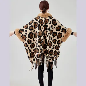 Rückansicht eines Strickschals mit Leopardenmuster, Pelzkragen und Fransensaum.