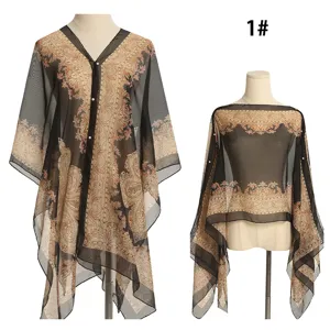 Detailansicht des schwarzen Chiffon-Schals mit Paisley-Muster und Perlenknöpfen.