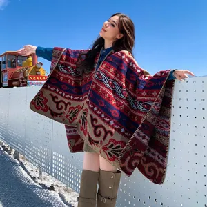 Detailansicht eines dicken böhmischen Winterschals für Reisen mit Vintage-Mustern