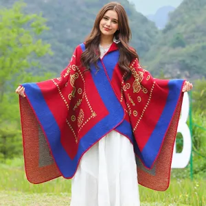 Eleganter rot-blauer Strick-Poncho mit Kapuze und feinen ethnischen Mustern
