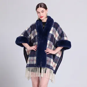 Damen Karo-Poncho mit dunkelblauem Kunstfellkragen und Fransendetail