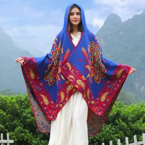 Boho-Poncho mit Kapuze in Blau mit rotem Paisleymuster aus warmem Jacquard-Stoff