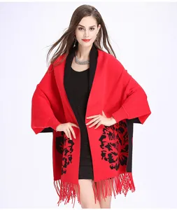 Detailansicht eines eleganten roten Jacquard-Schals mit schwarzen Pfingstrosenmustern und Fransen