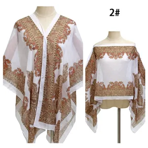 Detailansicht des weißen Paisley-Gazeschals mit Perlenschnalle als Strandüberwurf.