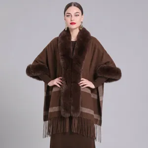 Eleganter brauner Strickschal mit Kunstpelzkragen und Fransen für Damen