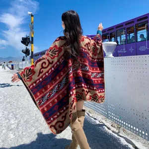 Rückansicht eines warmen Schals im Bohemian-Stil mit ethnischen Mustern auf Reisen