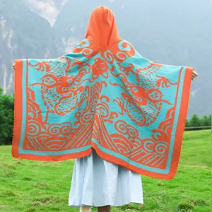 Geknüpfter Kapuzenponcho mit traditionellem Drachenmuster in Orange und Türkisblau