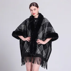 Eleganter schwarz karierter Strickschal mit Kunstpelzkragen und modischen Fransen