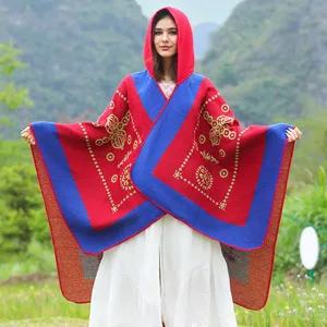 Damen Strick-Poncho mit Kapuze und ethnischem Muster für Reise und Herbstmode.