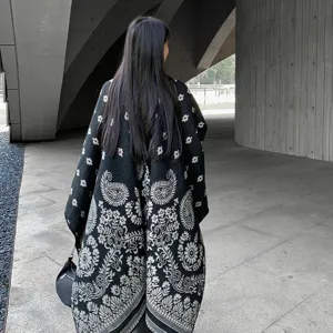 Detailansicht der Rückseite eines Strick-Ponchos mit elegantem Vintage-Paisley-Muster