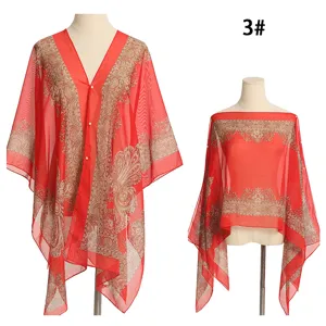 Detailansicht zeigt das Styling des roten Chiffon-Strandschals mit Paisley-Muster