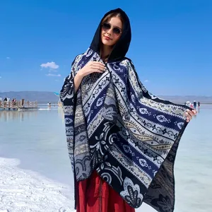 Warmer Kapuzen-Poncho mit ethnischem Muster, getragen an einem malerischen Salzsee im Freien