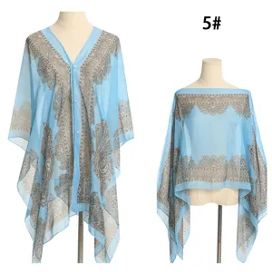 Hellblauer Chiffon-Strandumhang mit Paisley-Muster und Perlenknöpfen auf Puppen