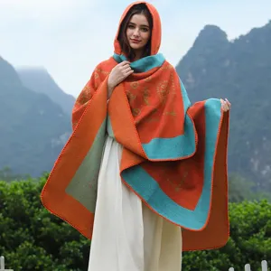 Detailaufnahme einer Frau mit einem gestrickten Kapuzenschal im Boho-Stil im Freien