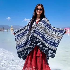 Detailansicht eines böhmischen Kapuzen-Ponchos, getragen von einer Reisenden am Salzsee