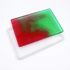 Vista detallada de bandeja de resina rectangular y molde de silicona para manualidades.