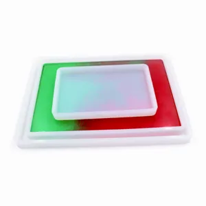 Vista detallada del molde de resina de silicona con formas de bandeja rectangular DIY.