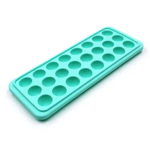 Detalle de bandeja de hielo de silicona verde menta con veinticuatro compartimentos