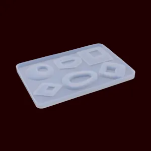 Transparante siliconen mal voor DIY epoxy hars knutselwerk met verschillende vormen.