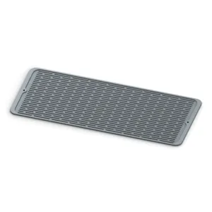 Dettaglio tappetino scola piatti cucina in silicone grigio, superficie antiscivolo.