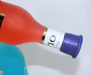 Silicone wine bottle stopper detail view, food grade leakproof red wine preservation cap
