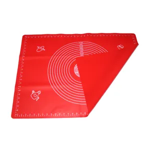 Grande tappeto in silicone rosso per impastare con scala graduata e guide di dimensioni.
