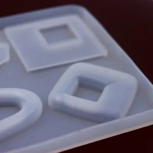 Gedetailleerd uitzicht van de siliconen harsmal voor knutselen, gladde textuur en scherpe vorm.