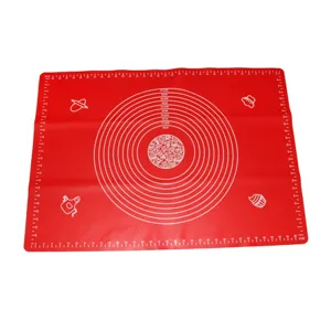 Tappeto in silicone rosso per impastare con scale di misurazione e cerchi per la pasticceria.