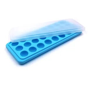 Detalle de la cubitera de hielo de silicona, molde flexible con tapa transparente para congelar.